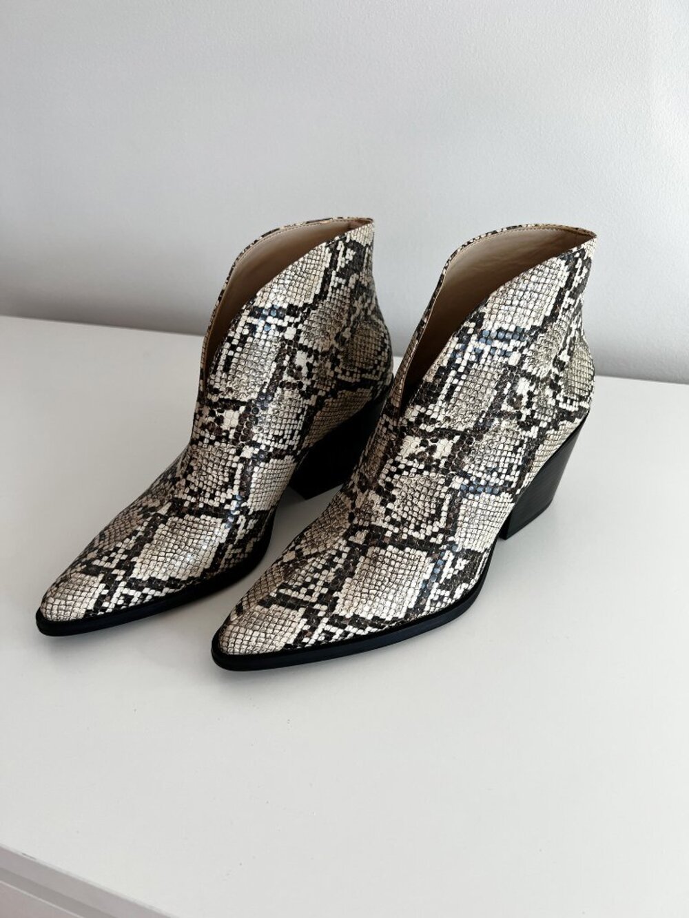 Zara Snakeskin V-Vamp Cowboy Ankle Boots EU 38 US 7.5